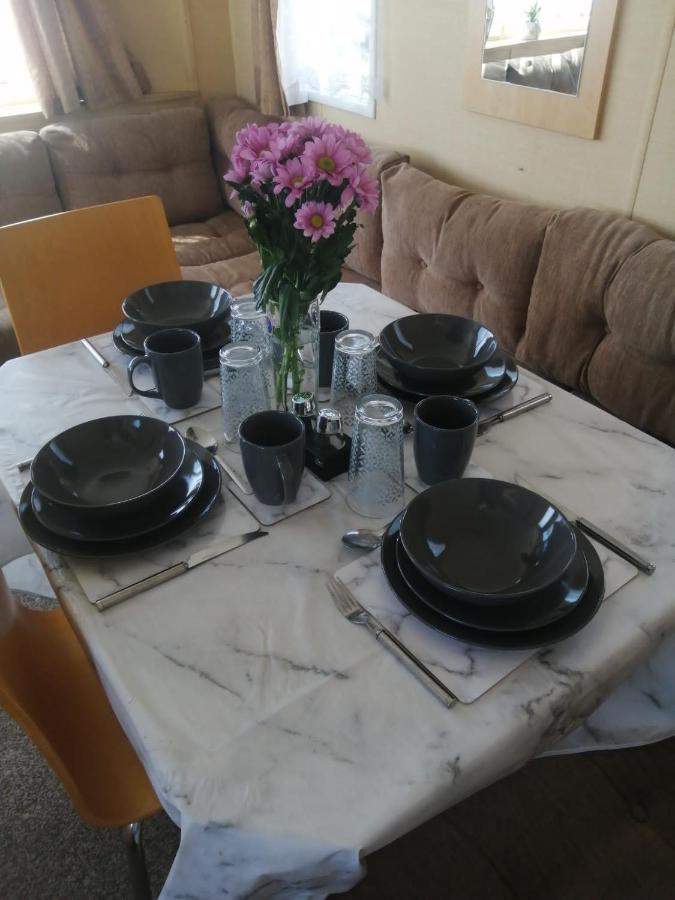 Adorable 2 Bedroom Caravan In Clacton-On-Sea Esterno foto