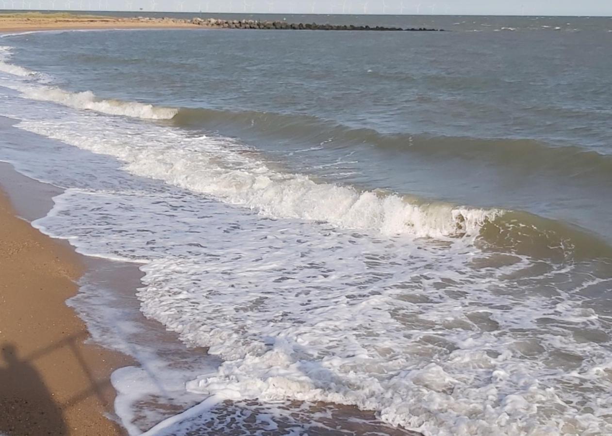 Adorable 2 Bedroom Caravan In Clacton-On-Sea Esterno foto